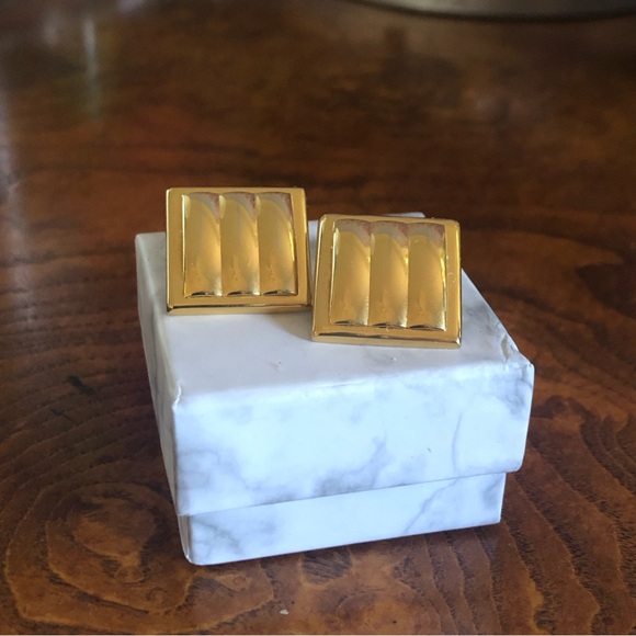 Vintage Monet textured gold plated pierced earrings - Picture 2 of 11